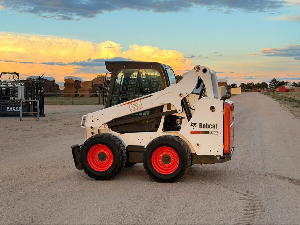 2015 Bobcat Skidsteer 2 Speed with Quick Attach Cab AC and Heat S590